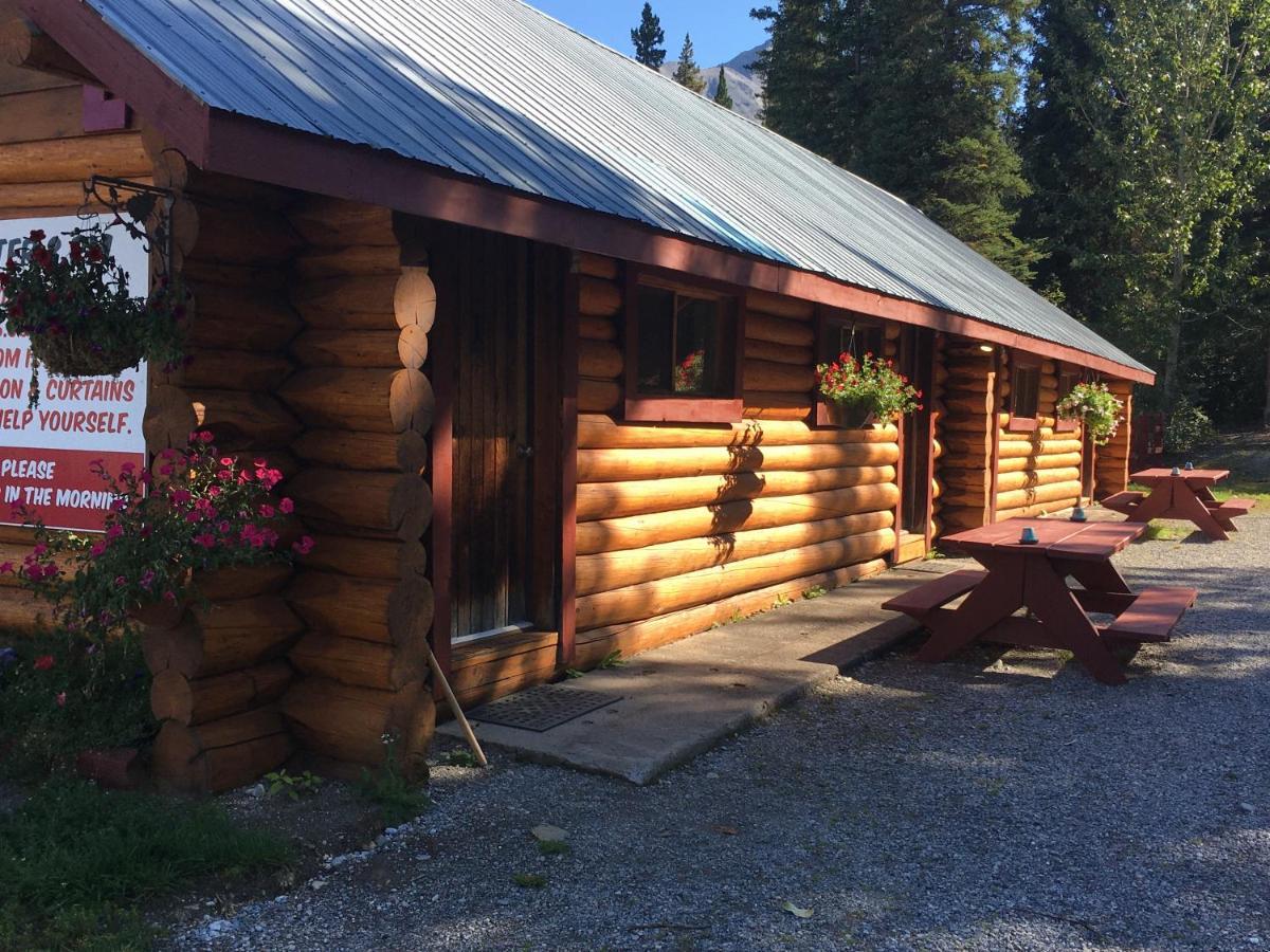 Double G Service 3* Muncho Lake
